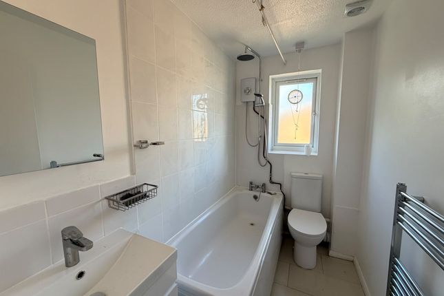 222 Streamside Close, London photo 2