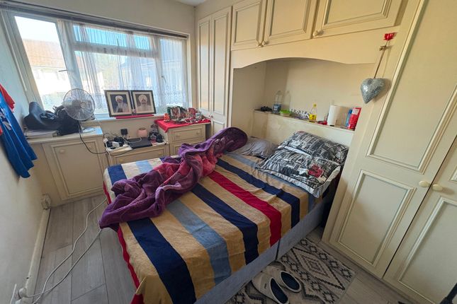 22 Rostrevor Gardens, Southall photo 4