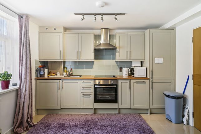 Flat for sale in Sheaveshill Avenue, London