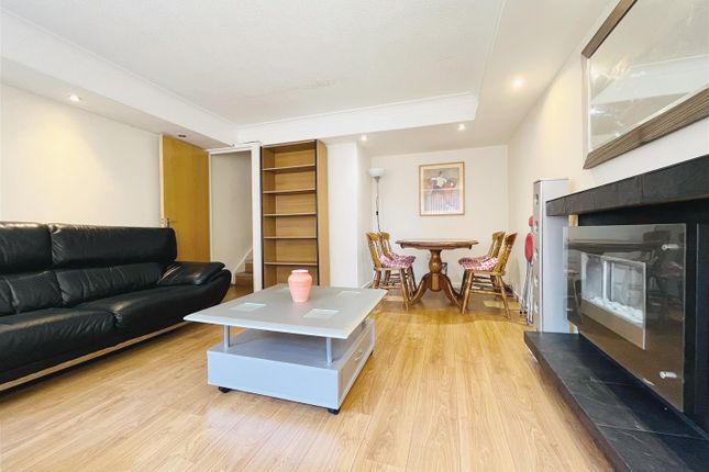 Terraced house to rent in Moss House Close, Edgbaston, Birmingham