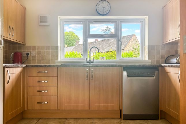 5, Hatchers Crescent, Blunsdon photo 4
