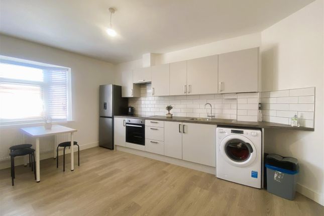 Flat 3, 104-106, Park Street, Luton photo 2