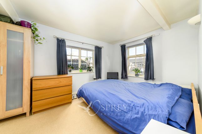 Flat for sale in Market Place, Oundle, Northamptonshire