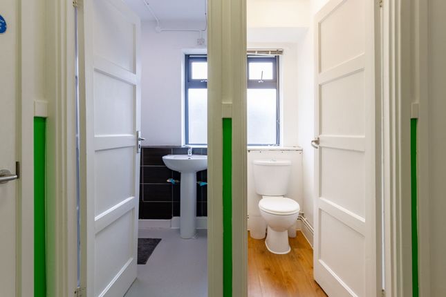 Flat to rent in 101 Landale House, Lower Road, London