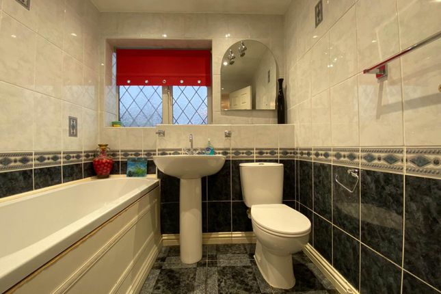 Detached house to rent in Swan Mead, Luton