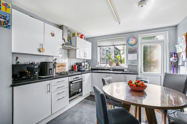 67, Monksgrove, Loughton photo 4