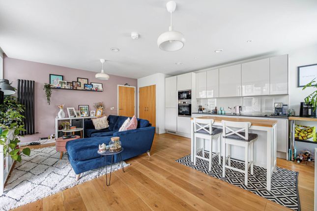 80, Isambard Court, Brentford photo 3