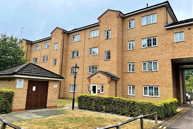 Thumbnail Flat for sale in Gidea Park, Romford