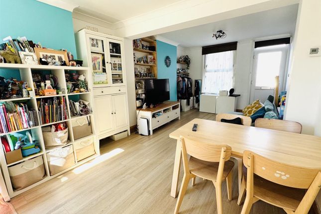 24, Phoenix Road, Ipswich photo 3