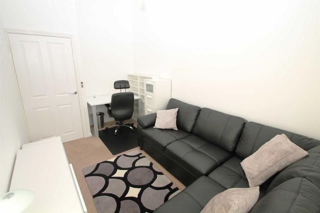 Flat to rent in Turing Gate, Bletchley, Milton Keynes