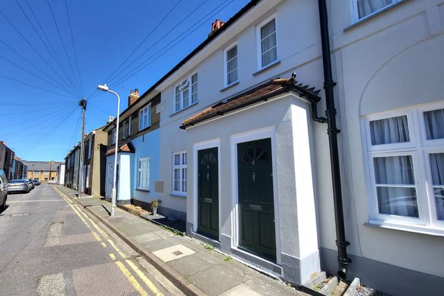 2-bed flat on Princes Street, Deal, £1,300/mo