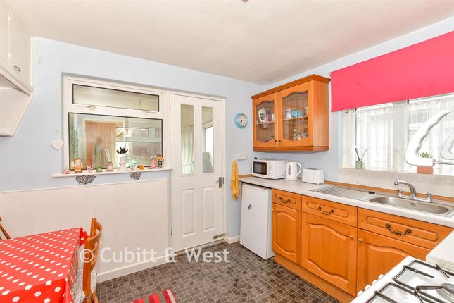 3, Cherry Tree Avenue, Waterlooville photo 3