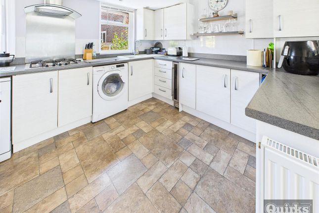 12, Plumleys, Pitsea photo 2