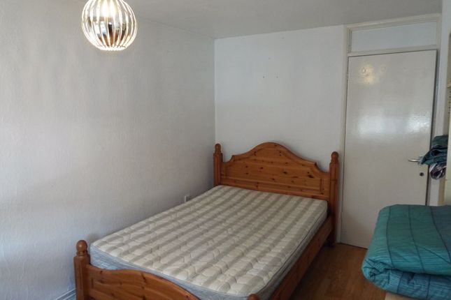 Room to rent in Leahurst Crescent, Harborne, Birmingham