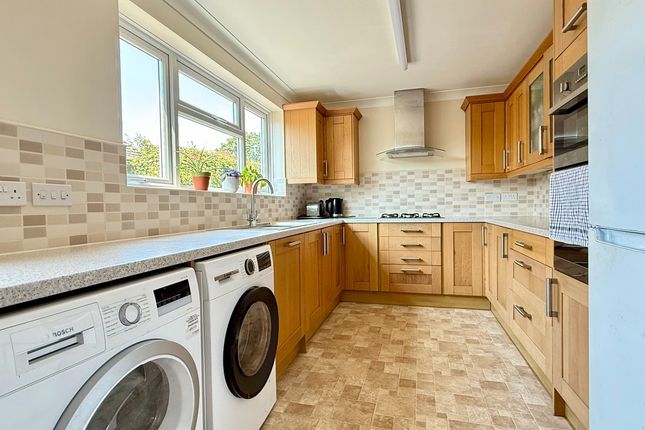 3, Bond Close, Lymington photo 4