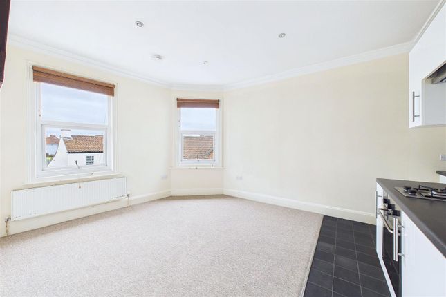 First Floor Flat 4, Fairford House, 18, Old Street, Clevedon photo 4
