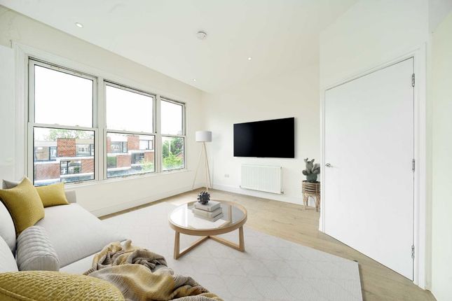 Flat to rent in Dukes Avenue, London