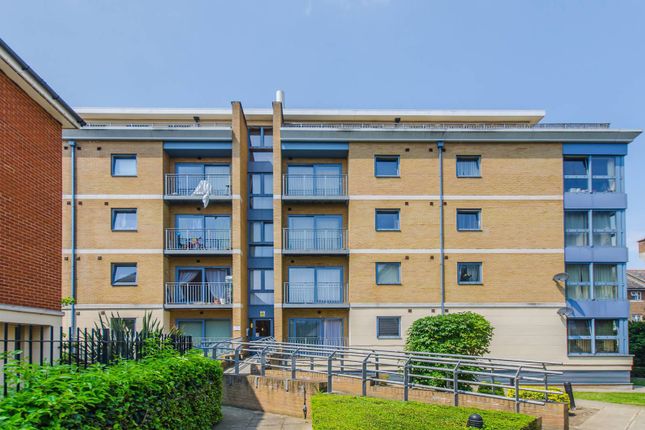 Flat to rent in Sherwood Gardens, Isle Of Dogs, London