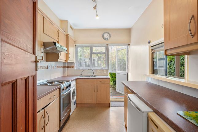 32, Firstway, Raynes Park photo 4