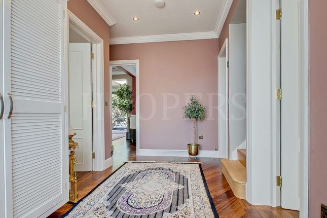 20, Vincent Gardens, London photo 2