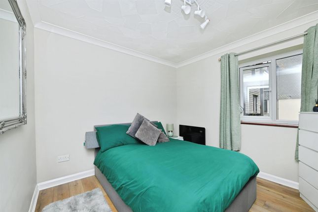 Flat 8, Daws Court, Old Ferry Road, Saltash photo 4