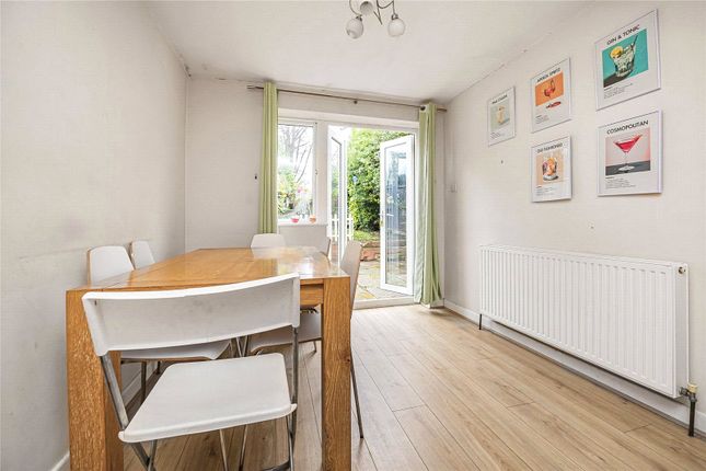 15, Pitt Crescent, Merton photo 4