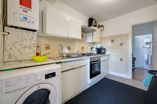 Braemar Avenue, London photo 2