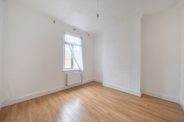 10, Whitford Gardens, Mitcham photo 5