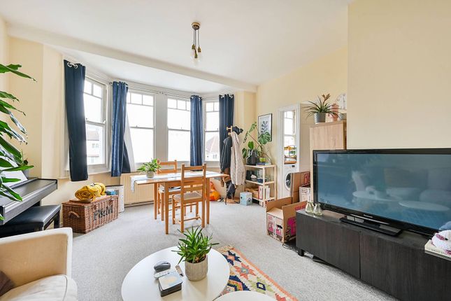 Flat to rent in Lynton Road, Acton, London