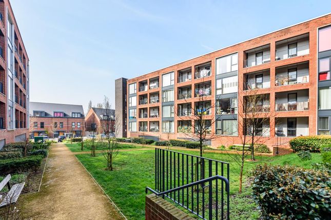 Thumbnail Flat for sale in Cockfosters, Barnet