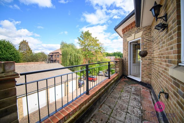 Flat 21, Paragon Court, London photo 4