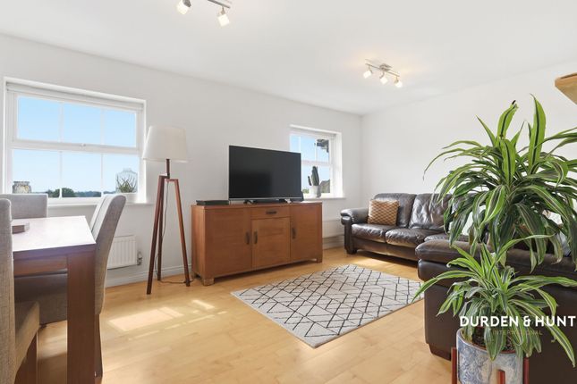 Flat 11, Oxford House 126-128 Tomswood Hill, Ilford photo 2