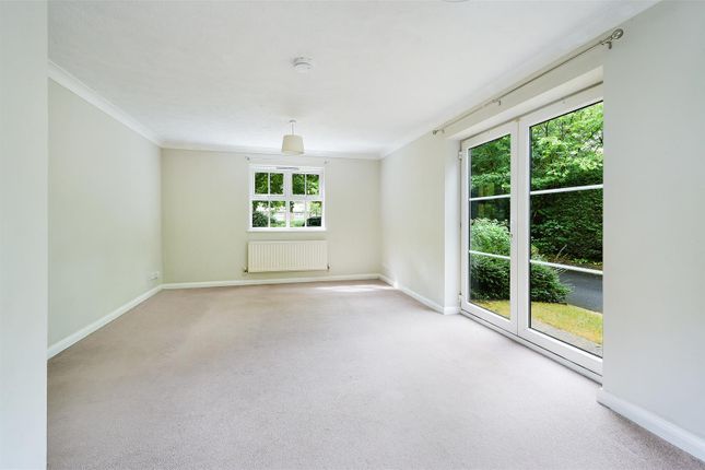 3 Birch Court, Hazel Way, Coulsdon photo 3