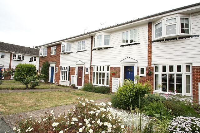 Thumbnail Terraced house to rent in Mount Hermon Close, Woking