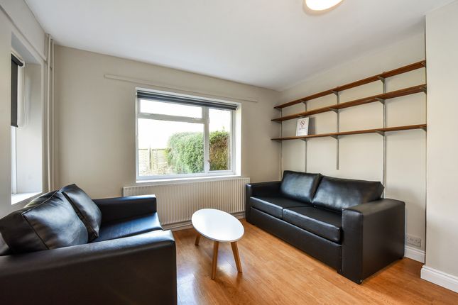 Room 2, 36, Wavell Way, Winchester photo 4
