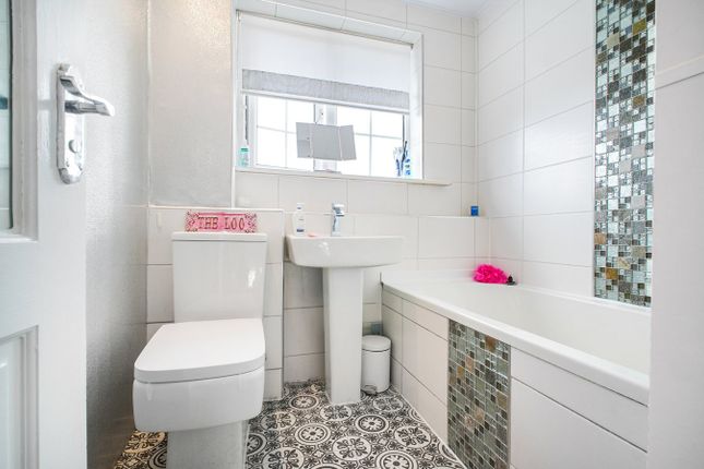 11, Woodhill Crescent, Irvine photo 3