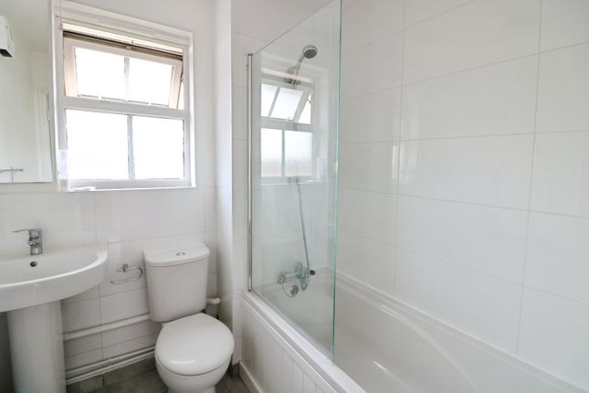 Flat 12, Rose Court,, Bluebell Way, Ilford photo 5