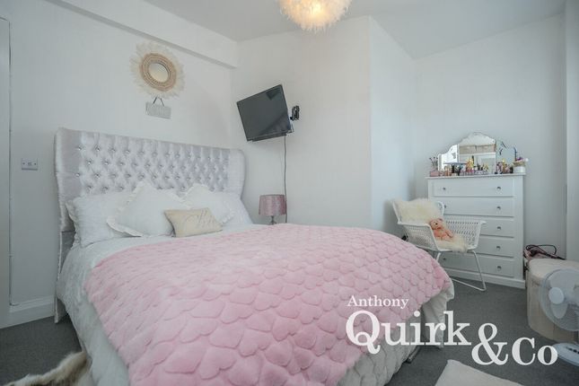 Flat Flat B, 8, Canvey Road, Canvey Island photo 4