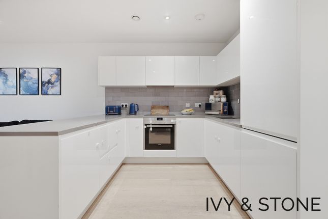 230 Banyan Court, 2 Regalia Close, Greater London photo 3