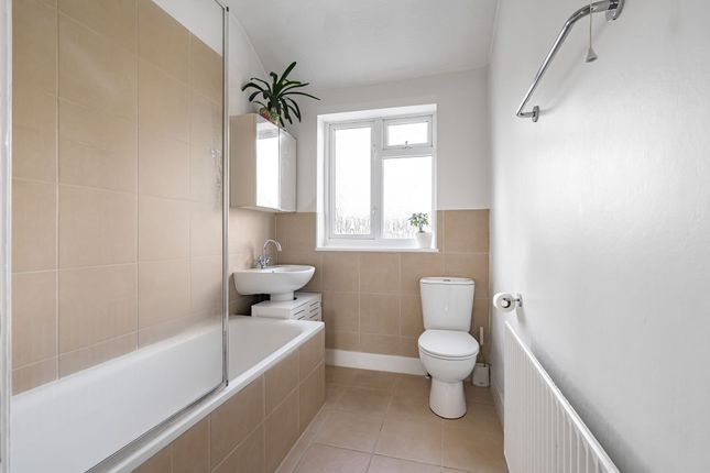 19 Caenwood Road, Ashtead photo 3