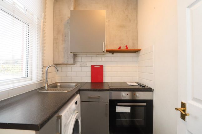 Flat 2, 6, Southfield Mount, Leeds photo 3