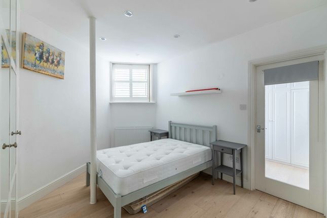 Flat to rent in Rostrevor Road, Parsons Green