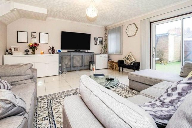 266, Tiptree Crescent, Ilford photo 3