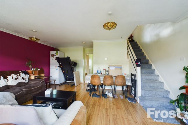 19, Robin Way, Surrey photo 3