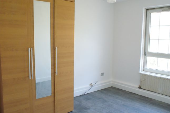 133, Mountearl Gardens, London photo 4