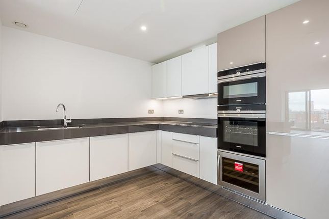 Flat for sale in Chaucer Gardens, London