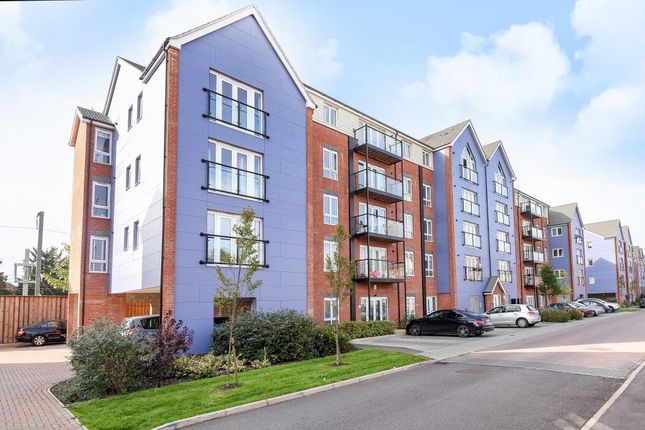 Flat for sale in Langley, Berkshire