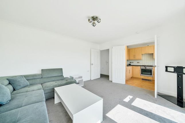 Flat to rent in Staines Road West, Ashford