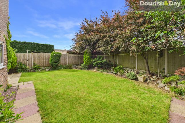 39 Harcourt Way, Stafford photo 4