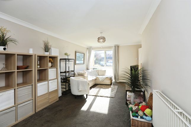 13, Heather Close, Crawley photo 3